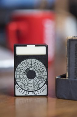 Optik exponometer retro ve kahverengi bir tabloda koyu mavi kutu
