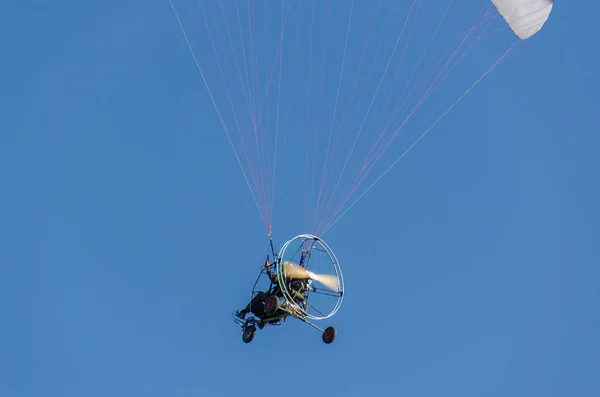 Mavi gökyüzünde bir motor paraplan bir adam — Stok fotoğraf