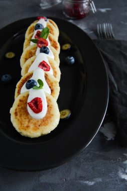 Ekşi krema ile Rus peynirli kek.