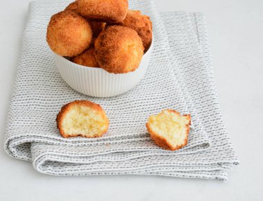 Ev yapımı fırında Hindistan cevizi Macaroons.