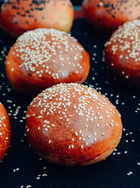 Ev yapımı hamburger ekmeği. Susam ile lezzetli çörekler 
