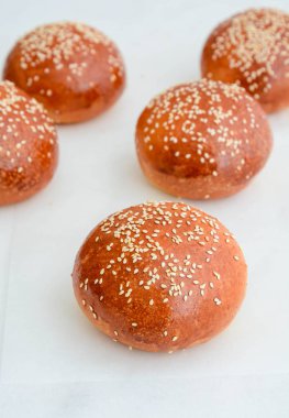 Ev yapımı hamburger ekmeği. Susam ile lezzetli çörekler 