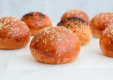 Ev yapımı hamburger ekmeği. Susam ile lezzetli çörekler 