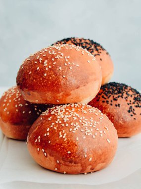 Ev yapımı hamburger ekmeği. Susam ile lezzetli çörekler 