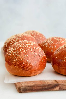 Ev yapımı hamburger ekmeği. Susam ile lezzetli çörekler 