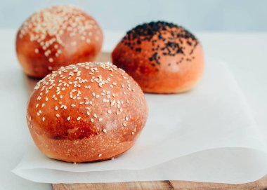 Ev yapımı hamburger ekmeği. Susam ile lezzetli çörekler 
