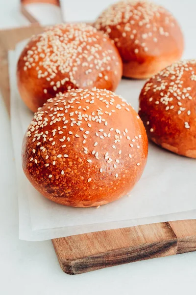 Hausgemachte Hamburger Brötchen Leckere Semmeln Mit Sesam — Stockfoto