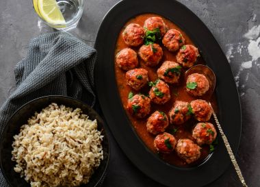 Taze aromatik otlar ile baharatlı domates soslu köfte. Pirinç ve makarna.