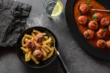 Düdük makarna köfte ile.