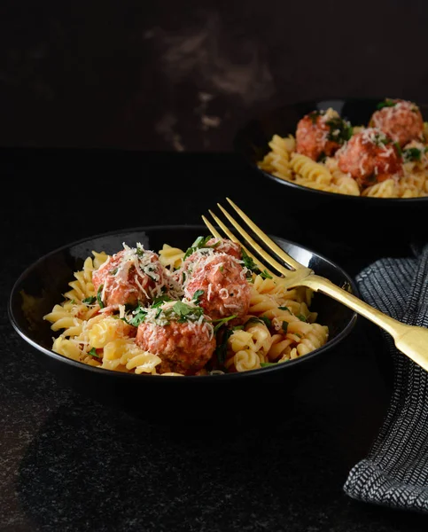 Düdük makarna köfte ve peynir ile.