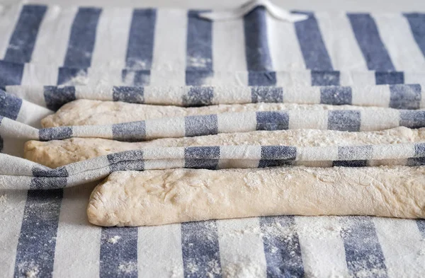 Masa Baguette Fresca Alineada Con Tela Blanca Proceso Preparación Pan — Foto de Stock