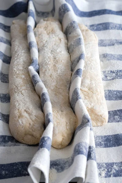 Färsk Baguette Degen Uppradade Med Vit Duk Bröd Beredningsprocessen — Stockfoto