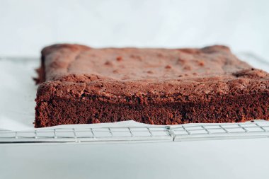 Beyaz zemin üzerine çikolatalı brownie bölümleri.