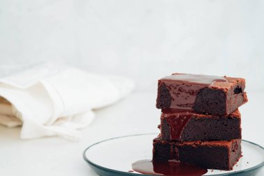 Çikolata şurubu ile çikolatalı kek. Amerikan tatlı. 