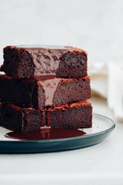 Çikolata şurubu ile çikolatalı kek. Amerikan tatlı. 