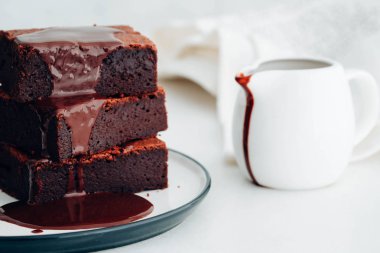 Çikolata şurubu ile çikolatalı kek. Amerikan tatlı. 