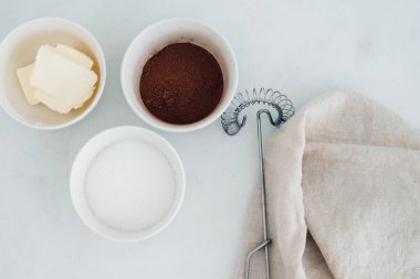 Hamur hazırlama. Malzemeler - un, yumurta ve pişirme aletleri ile dışarı rulo hamur. Beyaz ahşap zemin üzerinde. Üstten Görünüm