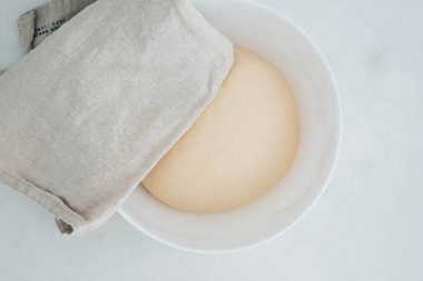 taze Maya hamuru pizza veya ekmek için bir kasede. yemek kursları. seçici odak.