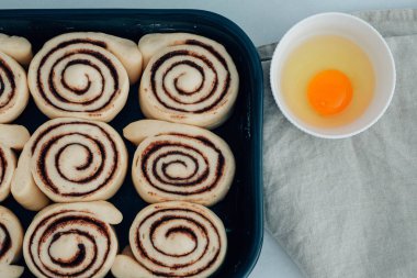 Rulo tarçın veya cinnabon el yapımı çiğ hamur hazırlık baharatlar ile. Tatlı ev yapımı pasta Noel pişirme. Kanelbule - İsveç tatlı. Üstten Görünüm.