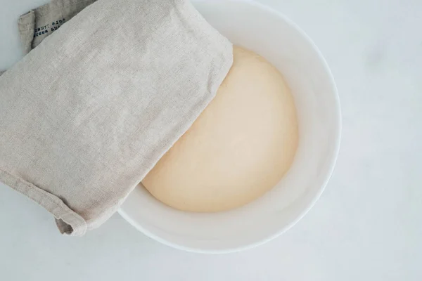 Masa Levadura Fresca Tazón Para Pizza Pan Cursos Cocina Enfoque — Foto de Stock