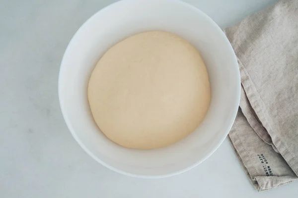 Masa Levadura Fresca Tazón Para Pizza Pan Cursos Cocina Enfoque — Foto de Stock