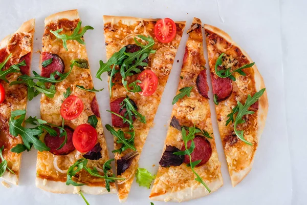 Pizza Segmenten Met Pepperoni Worst Cherry Tomaten Rucola Een Witte — Stockfoto