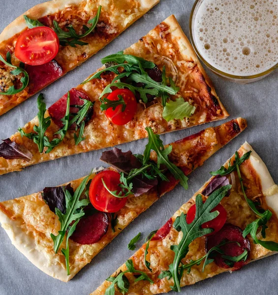 Snijd Plakjes Heerlijke Verse Pizza Met Tomaat Pepperoni Bier Een — Stockfoto