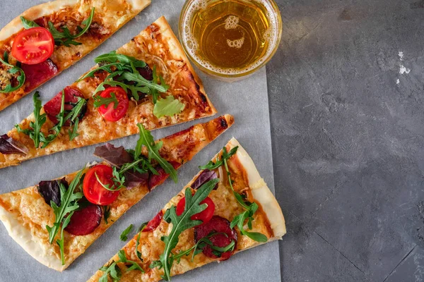 Snijd Plakjes Heerlijke Verse Pizza Met Tomaat Pepperoni Bier Een — Stockfoto