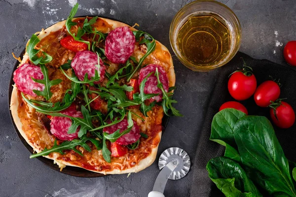 Pizza Met Ingrediënten Een Zwarte Achtergrond Salami Spinazie Tomaten Bier — Stockfoto