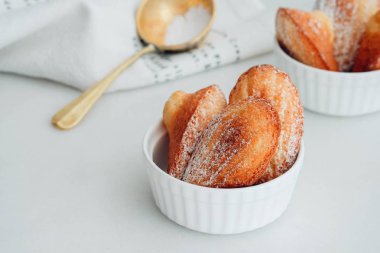 Madeleine beyaz çanak üzerinde Fransız pasta.