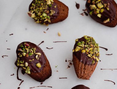 Ev yapımı çikolatalı kurabiye Madeleine kıyılmış fıstık fındık ile. Tatil ve parti gıda kavramı kopya alanı ile.