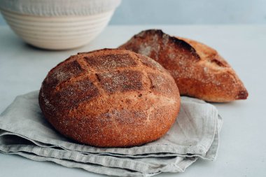Beyaz ahşap masa üzerinde farklı taze ekmek.
