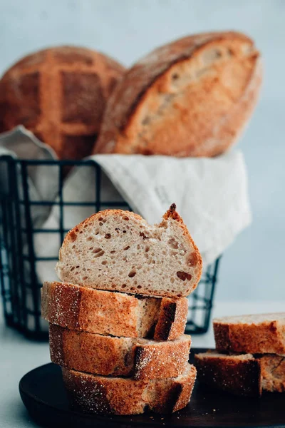 Zelfgemaakte Witte Tarwe Brood Gesneden Een Houten Plaat — Stockfoto