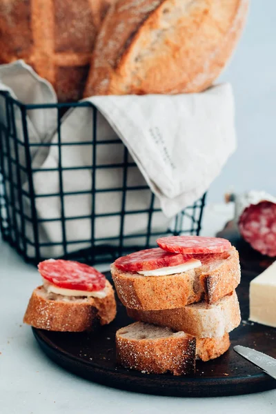 Бутерброди Сосискою Свіжим Домашнім Хлібом — стокове фото