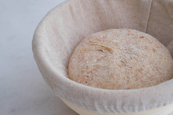 Тесто на натуральном ржаном брожении. С отрубями. Живой. Естественно. Без дрожжей. Концепция здорового питания.