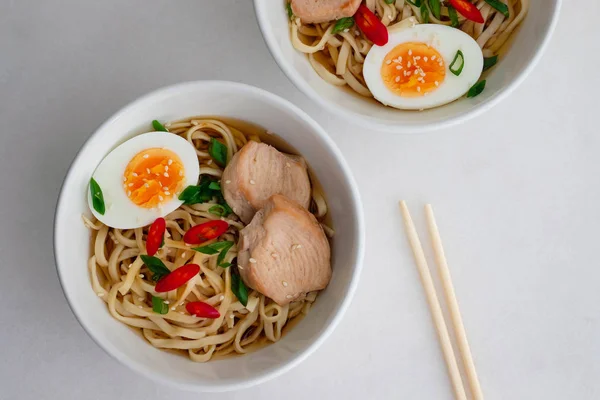 Plato Sopa Fideos Ramen Con Huevo Semihervido Verduras Palillos Madera — Foto de Stock