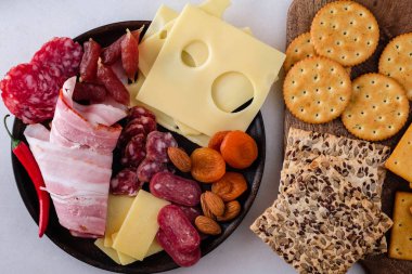 Soğuk aperatifler. Doğranmış sosis, pastırma, zeytin, peynir. Üstten Görünüm. Beyaz arka plan. Kopya alanı.