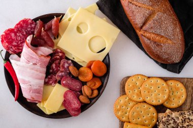 Soğuk aperatifler. Doğranmış sosis, pastırma, zeytin, peynir. Üstten Görünüm. Beyaz arka plan. Kopya alanı.