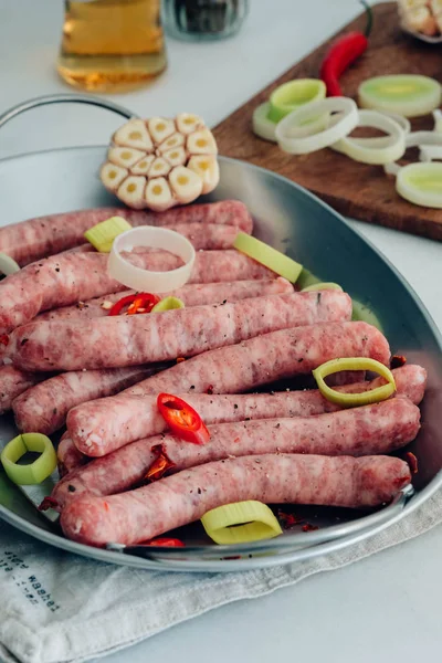 Enchidos Gourmet Crus Com Ervas Frescas Alho Poró Pimenta Pimenta — Fotografia de Stock