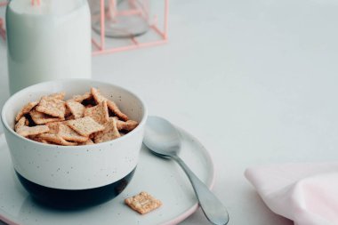 Sağlıklı Kahvaltı, sütlü Mısır gevreği.