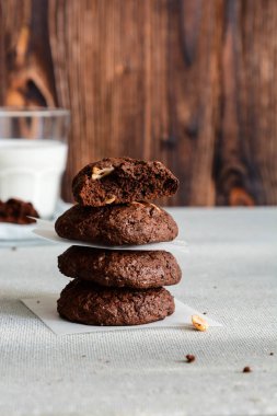Fındık ve bir bardak süt gri bir tablo ile kahvaltıda çikolata kurabiye.