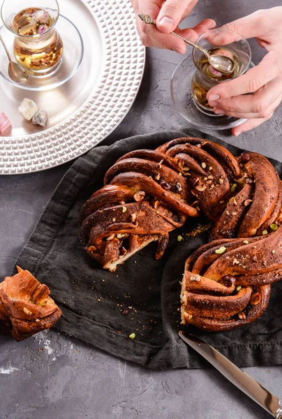 Tatlı çörek çikolata ve sır ile girdap. Çikolata rulo ekmek, çikolata çekme ayrı rulolar, çikolatalı Babka, Povitica: geleneksel Lehçe tatlı Noel ekmek. Erkekler ellerini.