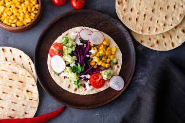 Çekti domuz tacos kırmızı lahana, domates, Mısır, beyaz peynir ve avokado ek yük vurdu.