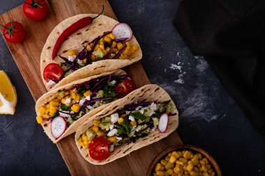 Çekti domuz tacos kırmızı lahana, domates, Mısır, beyaz peynir ve avokado ek yük vurdu.