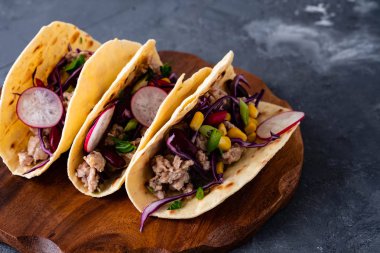 Sebze ve salsa Meksika domuz tacos. Ahşap masa üzerinde tacos al papazı. Kopya alanı.