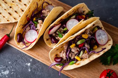 Sebze ve salsa Meksika domuz tacos. Ahşap masa üzerinde tacos al papazı. Kopya alanı.