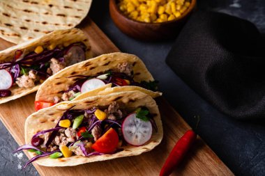 Sebze ve salsa Meksika domuz tacos. Ahşap masa üzerinde tacos al papazı. Kopya alanı.