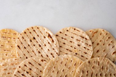 Ev yapımı kepekli un tortilla, beyaz zemin üzerine yığını.