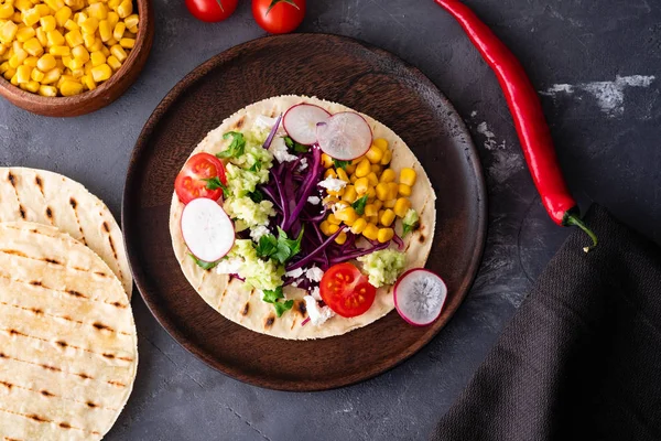 Tacos Cerdo Tirados Con Col Roja Tomates Maíz Feta Aguacates —  Fotos de Stock