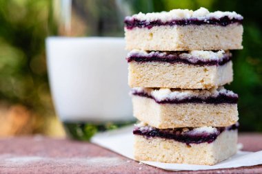 Kek veya Erik reçeli içeren tanımlama bilgileri veya marmelat tatlı kırıntıları, tarçın ve parşömen kağıt üzerine fındık ile yığını.